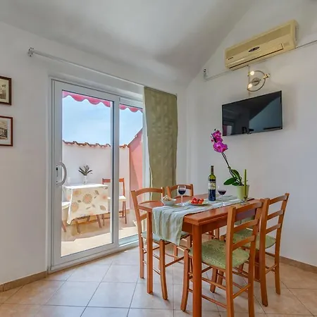 Apartment Obala Bol